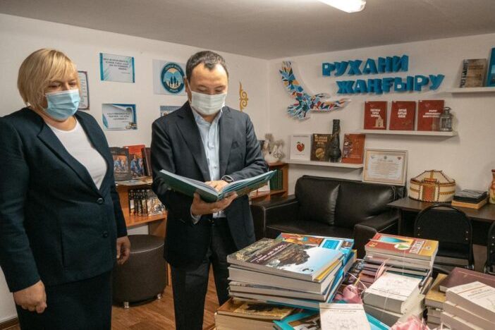 «Ауылыма кітап» акциясы: Ақмола облысының ауылдық кітапханаларына 200-ден астам кітап табысталды